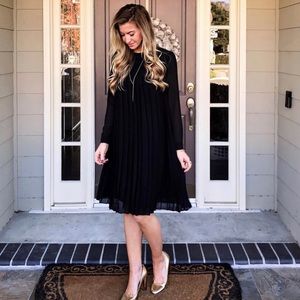 BLACK PLEATED LONG SLEEVED LINED DRESS